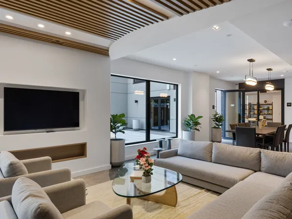 72-01 Queens Boulevard image 23 of 40