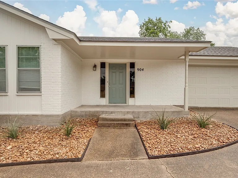 904 Holleman Dr — Photo 5