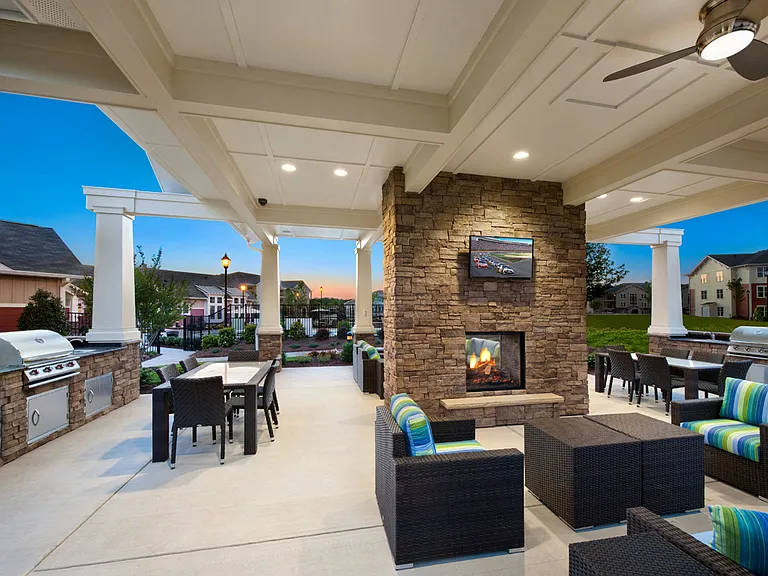 Summerhouse with Fireplace, TV, and Grills
