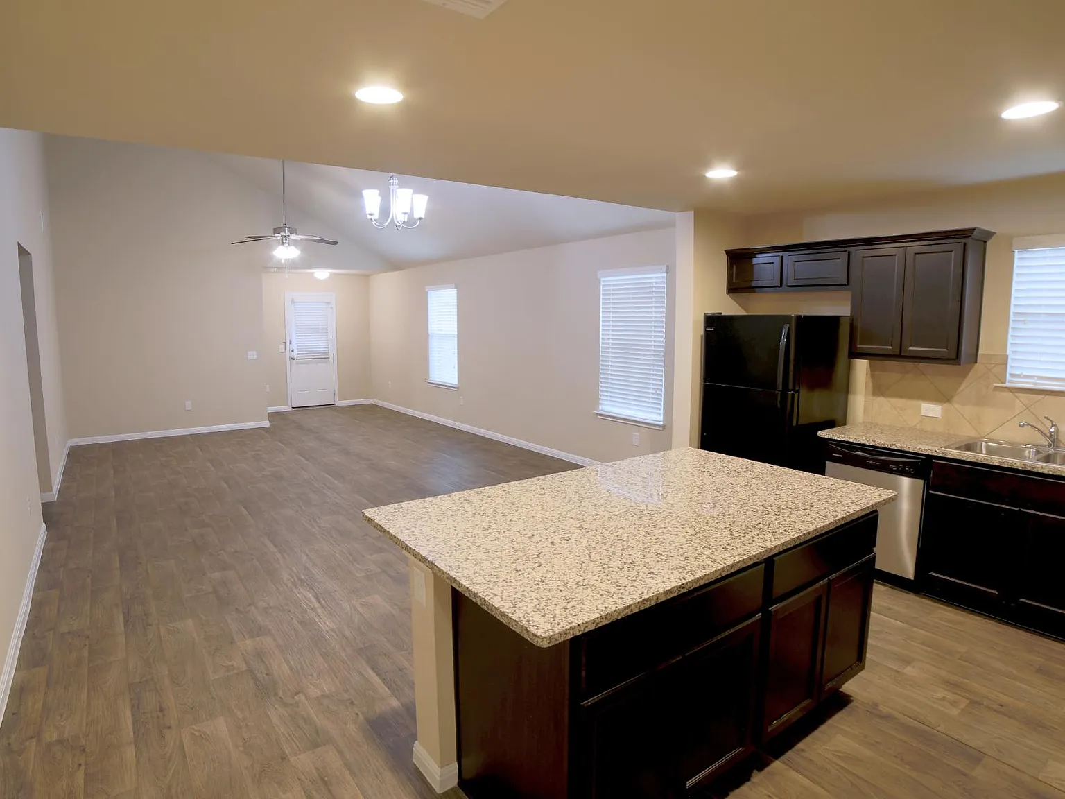 4 bed, 1908 sqft, $2,250 — Photo 1