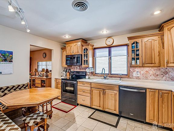 5th image of 606 Knopf St