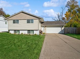 2424 Towne House Dr NE, Cedar Rapids, IA 52402