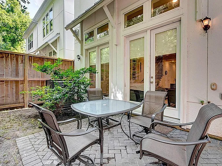 1407 Knox St — Photo 26
