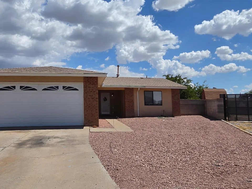 8800 Desert Willow Ct NE