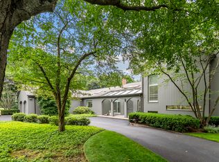 107 N Mayflower Rd, Lake Forest, IL 60045