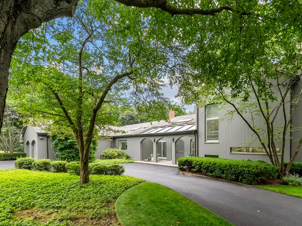 107 N Mayflower Rd, Lake Forest, IL 60045