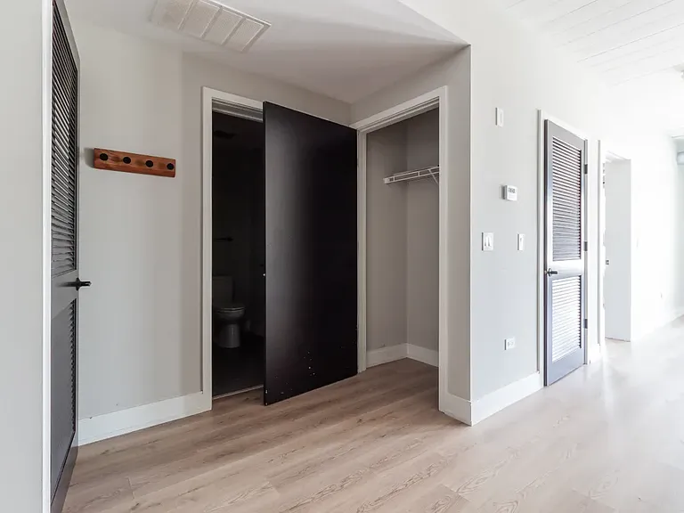 1043 W Belmont Ave #403 — Photo 8