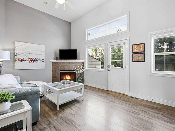 4th image of 4 W Cougar Ridge Mews SW