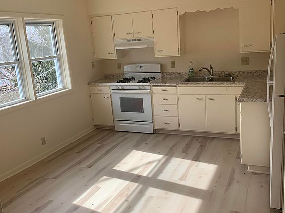 4th image of 210 N Locust Ave