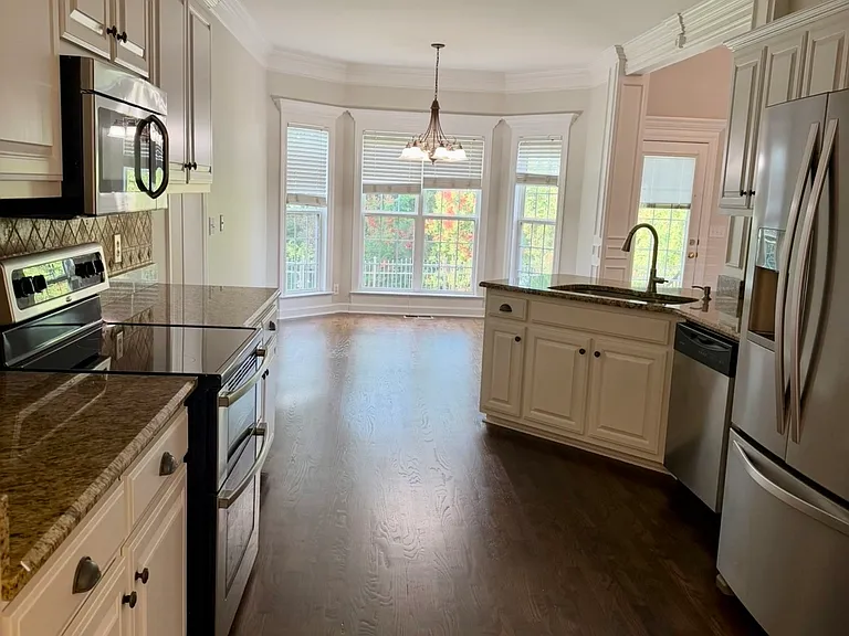 2256 Westwood Dr — Photo 7