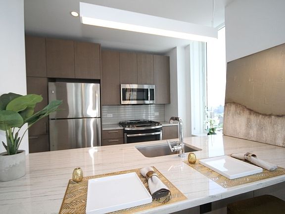 3rd image of 86 Fleet Pl APT 29R