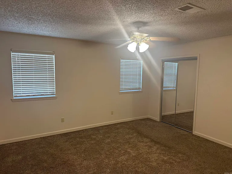 820 N Shackleford Rd — Photo 12