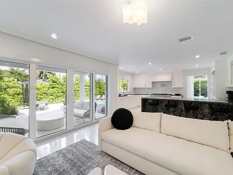 1316 N Venetian Way — Photo 13