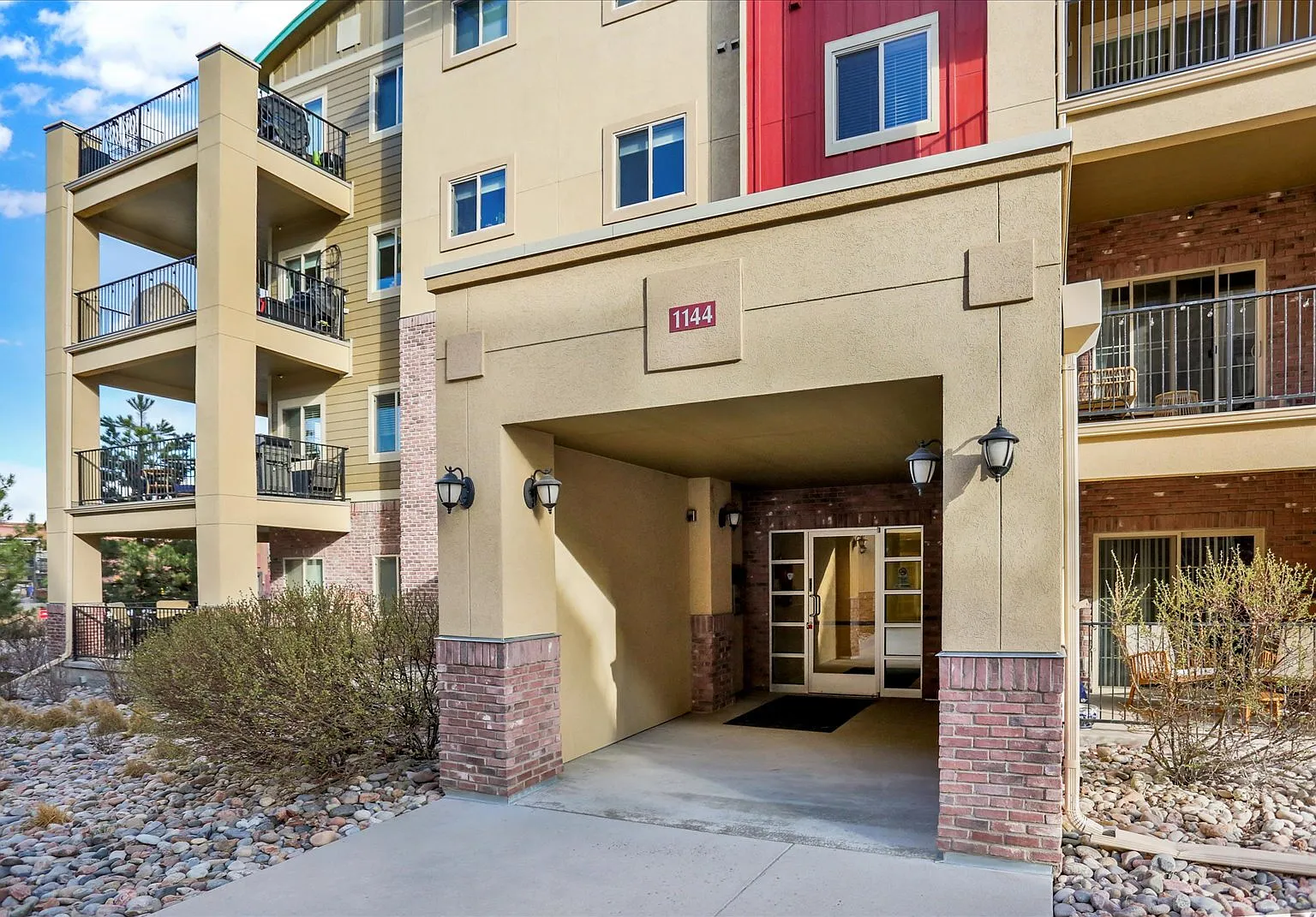 2 bed, 1.0 bath, 710 sqft, $1,950 — Photo 2