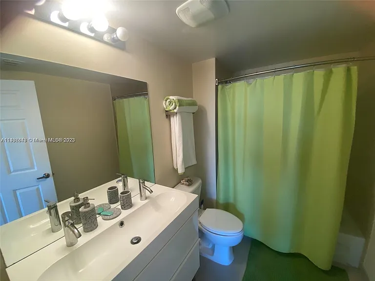 275 NE 18th St #809 — Photo 36