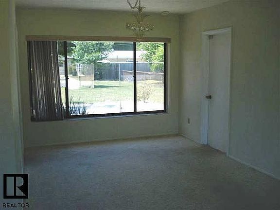 Dining Room is nice & bright.
