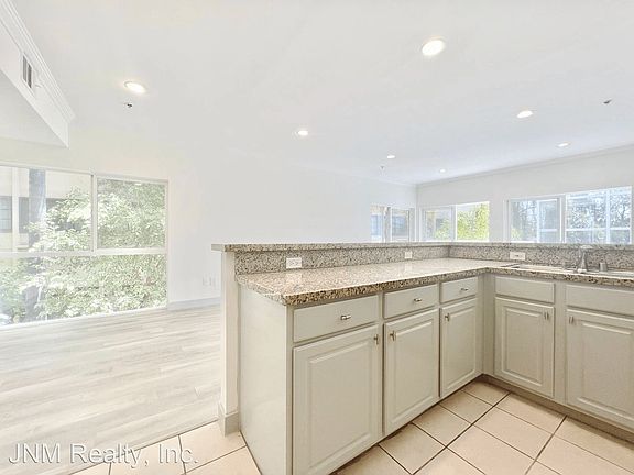 4th image of 8411 De Longpre Ave #203
