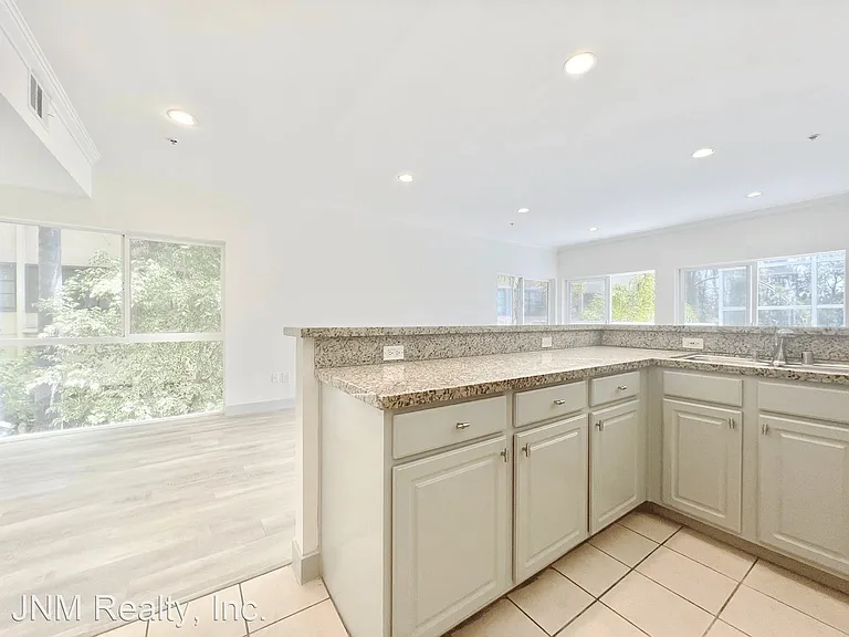 8411 De Longpre Ave #203 — Photo 4