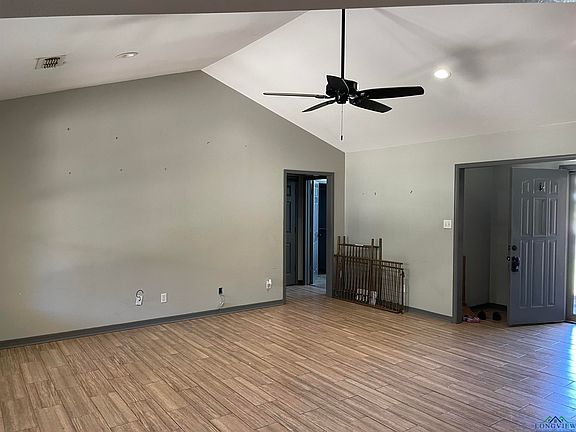 3rd image of 518 W Briar Sq