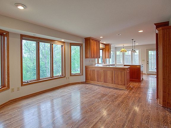 3rd image of 73 Bridgewater Dr