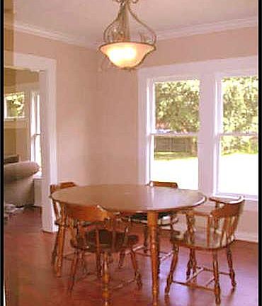 CENTRAL DINING ROOM WITH NEUTRAL COLORS AND LAMINATE WOOD FL
