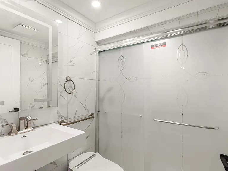 1010 W Elm St — Photo 3