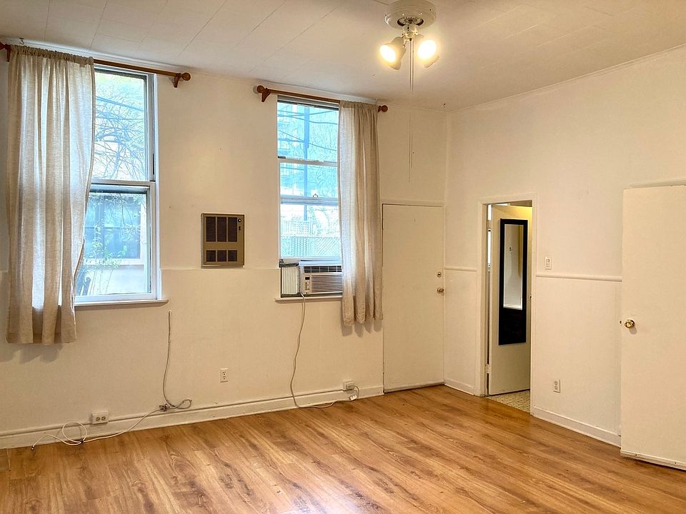 2nd image of 121A Nassau Ave #1R