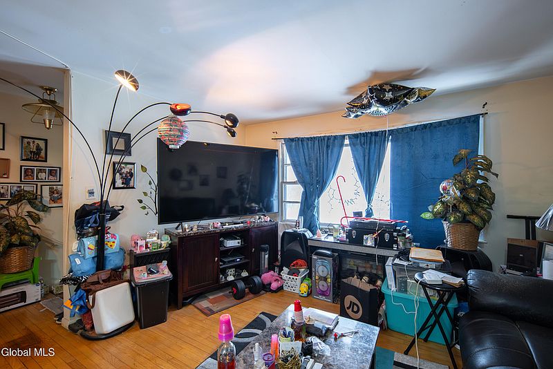 3rd image of 78 Hackett Boulevard