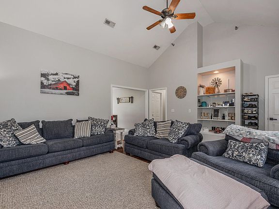 5th image of 610 Eagle View Dr