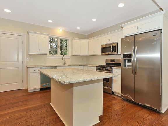4th image of 389 Fern Ave