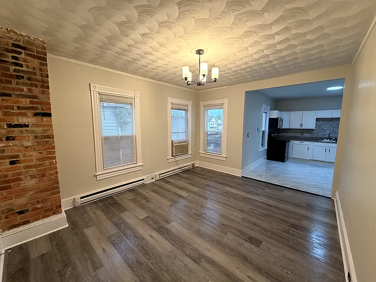 129 Poplar Ave — Photo 2