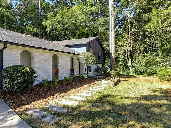 3rd image of 3086 Garden Lane Dr