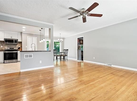 4th image of 10006 W 91st St