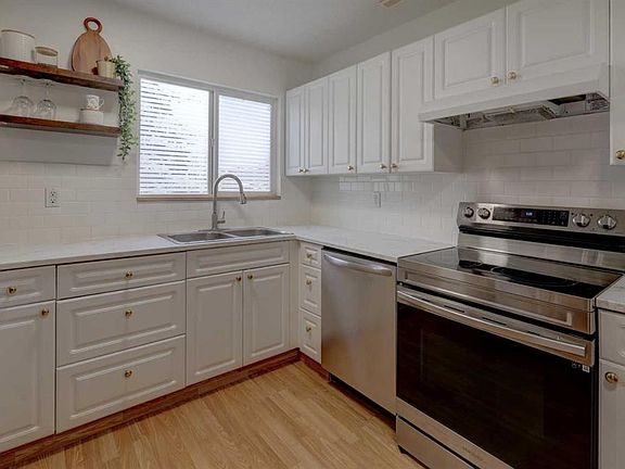 4th image of 707 N Westmount Dr #10