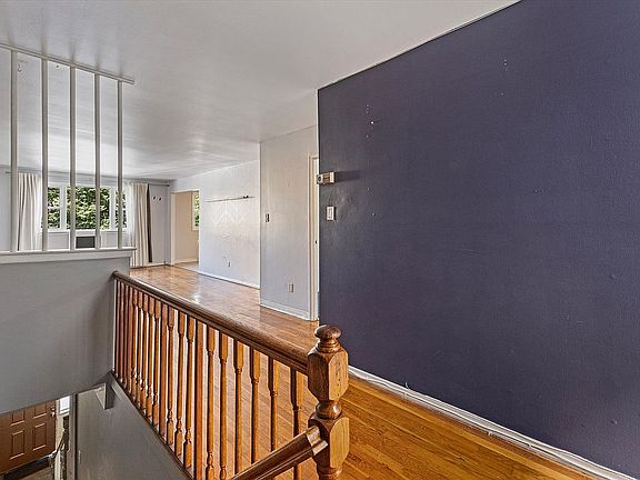 4th image of 3181 45th St