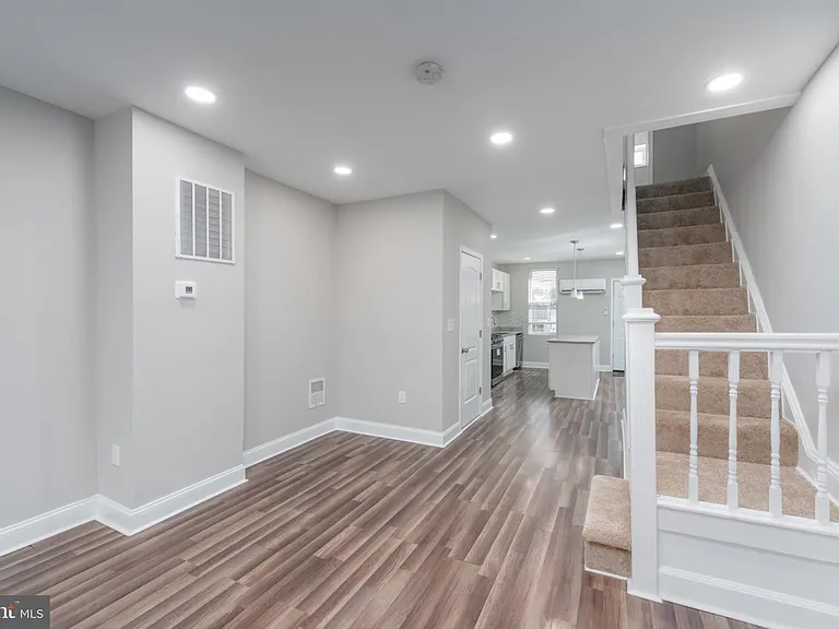 1521 Carswell St — Photo 5