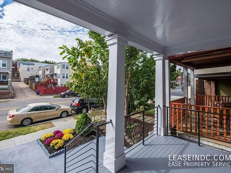 2129 4th St NE — Photo 2