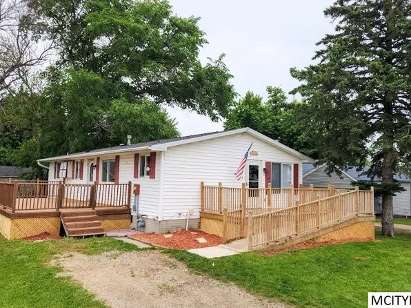 312 N 1st St, Sheffield, IA 50475