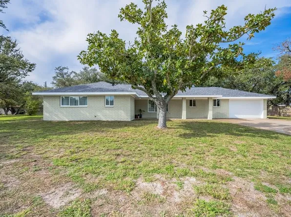 927 Oak Ave, Rockport, TX 78382
