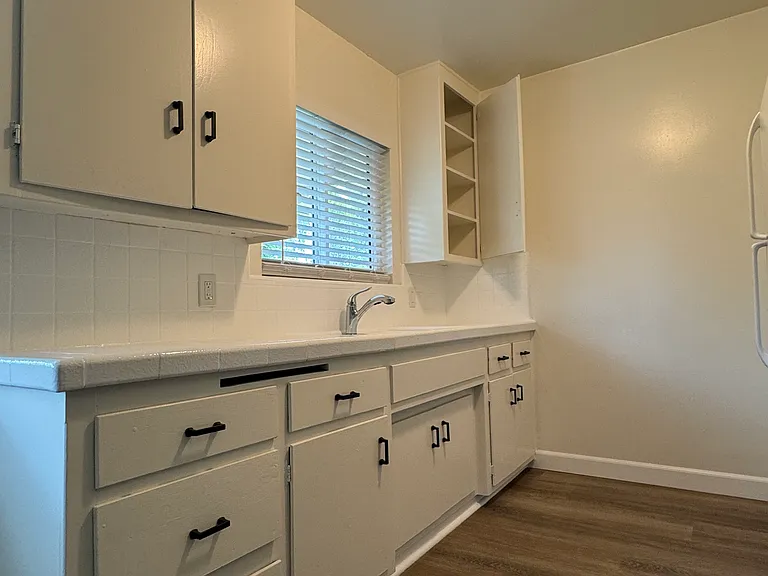 5638 Whitsett Ave #12A — Photo 4