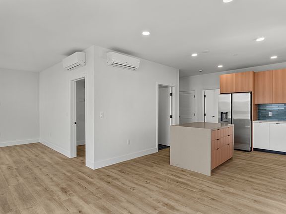 5th image of 5815 Lexington Ave #401