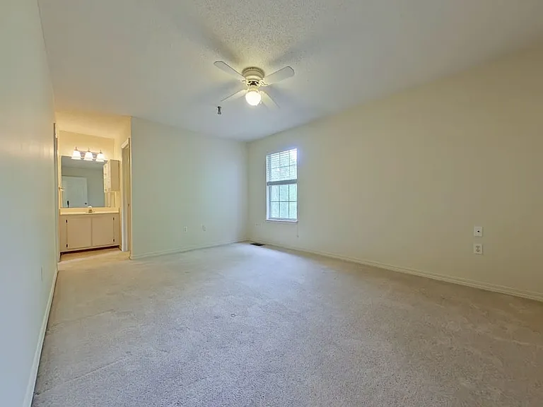 715 Lloyd St — Photo 9