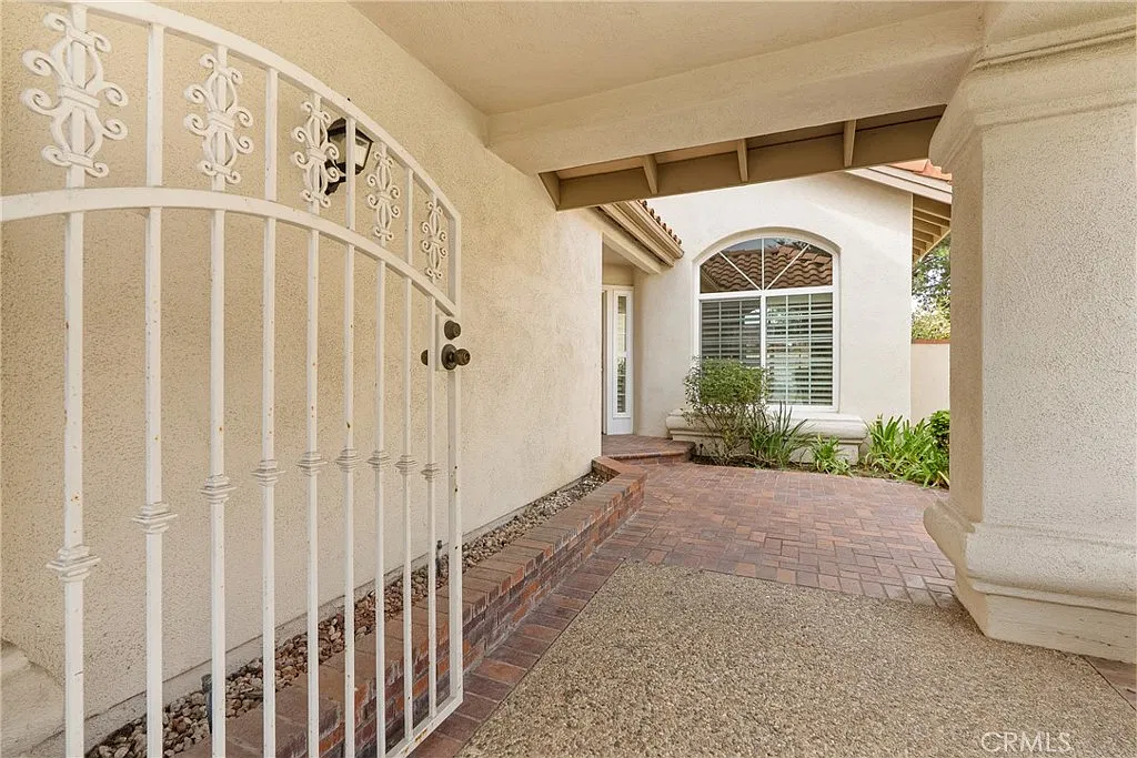 5 bed, 2817 sqft, $7,400 — Photo 3