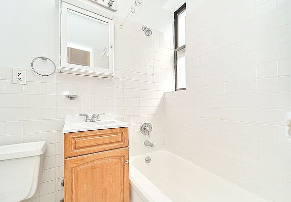 4th image of 239 W 20th St APT 22