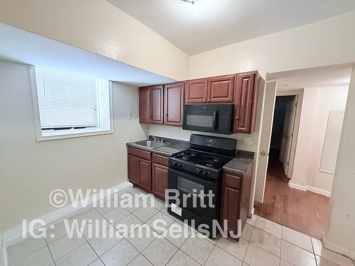 Building Photo - 93-95 Fairview Ave #G3