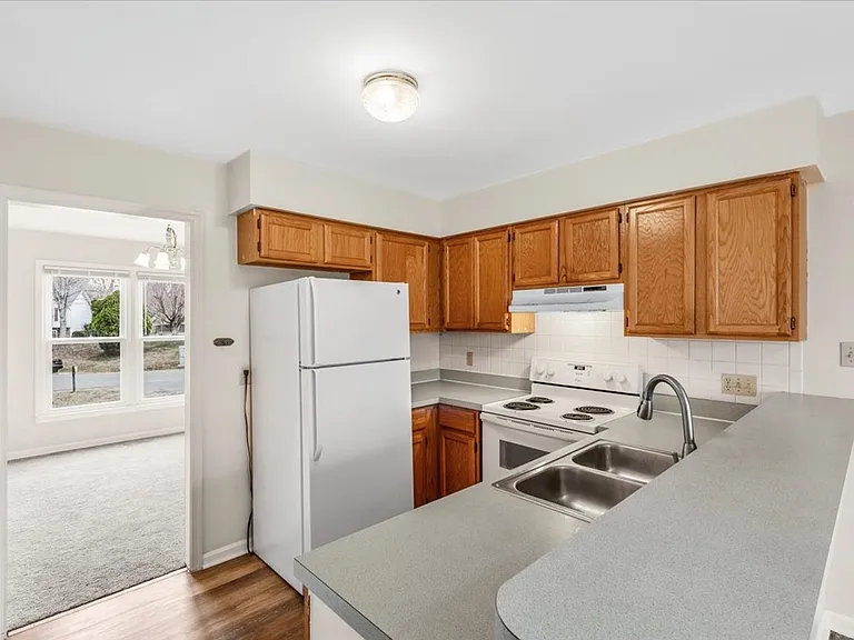 10704 Live Oak Ct — Photo 8