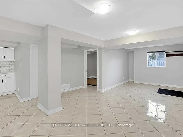 521 Heddle Cres — Photo 4