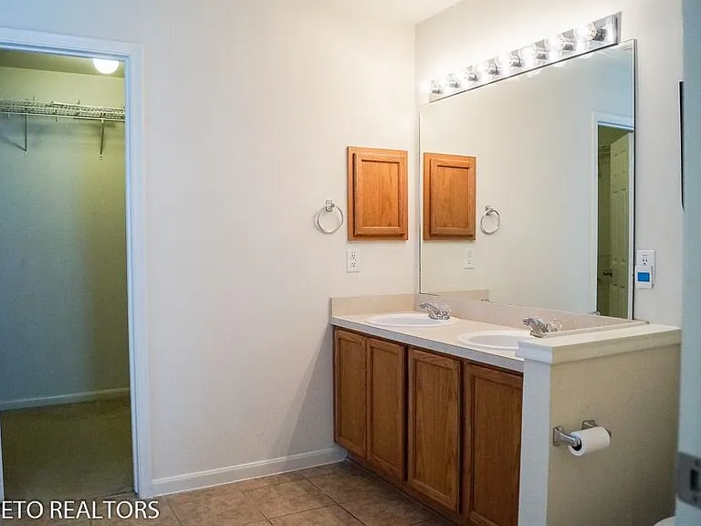 2819 Foster Hill Dr — Photo 17