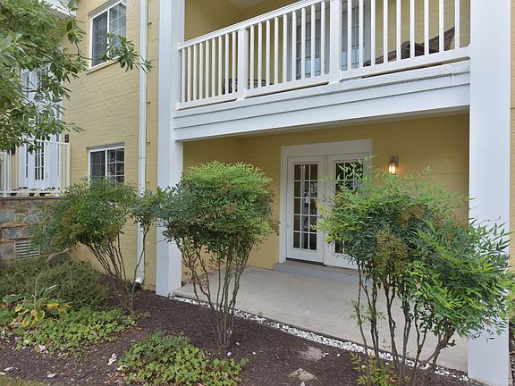 4th image of 4079 S Four Mile Run Dr Unit 204