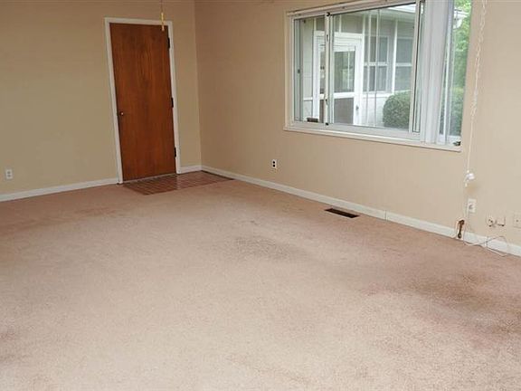 3rd image of 916 Hollendale Dr